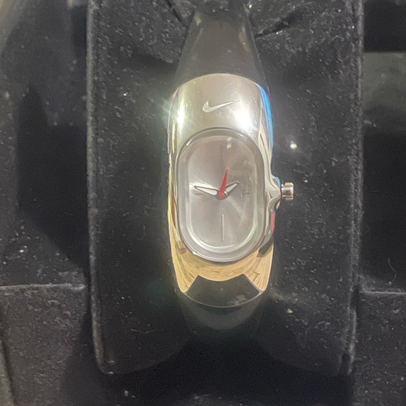 Women’s sport NIKE watch #WR0102 with rubber sports band and polished case - Picture 1 of 5